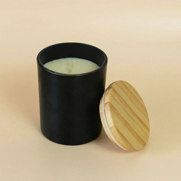 شمعة معطرة في علبة بغطاء