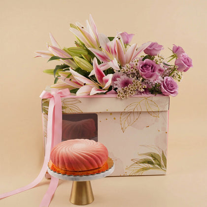  Mother's Day Vanilla & Strawberry Cake with Lily Box