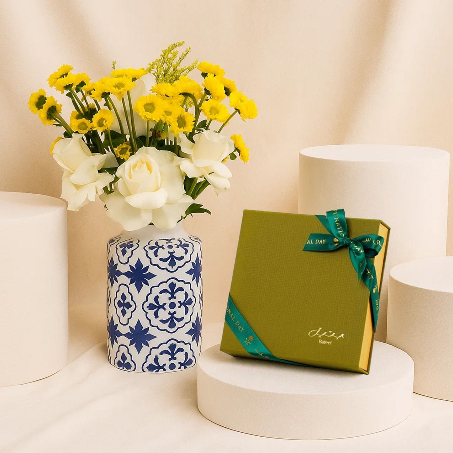 Rose n Daisy Patterned Vase
