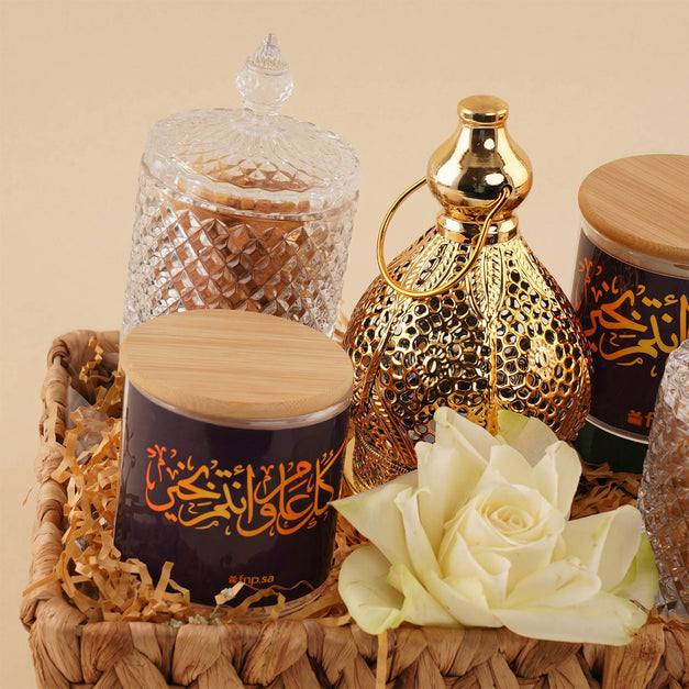 سلة طيبات فانوس رمضان مع وردة بيضاء