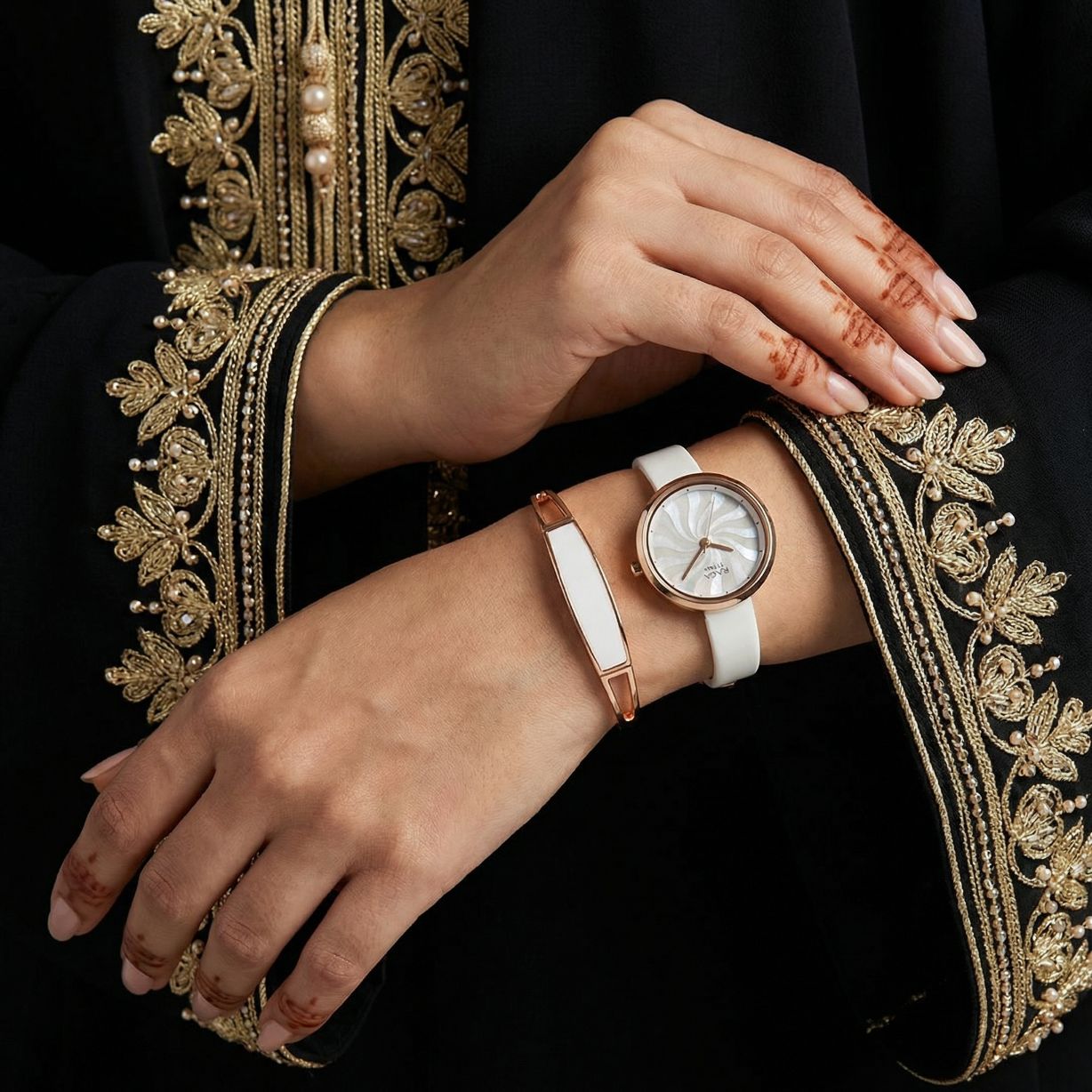 تيتان راغا ساعة يد واسورة نسائية من عرق اللؤلؤ